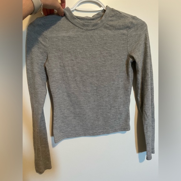 ! 2 for 20 ! H&M Grey Long Sleeve Crop Tee - Picture 3 of 4